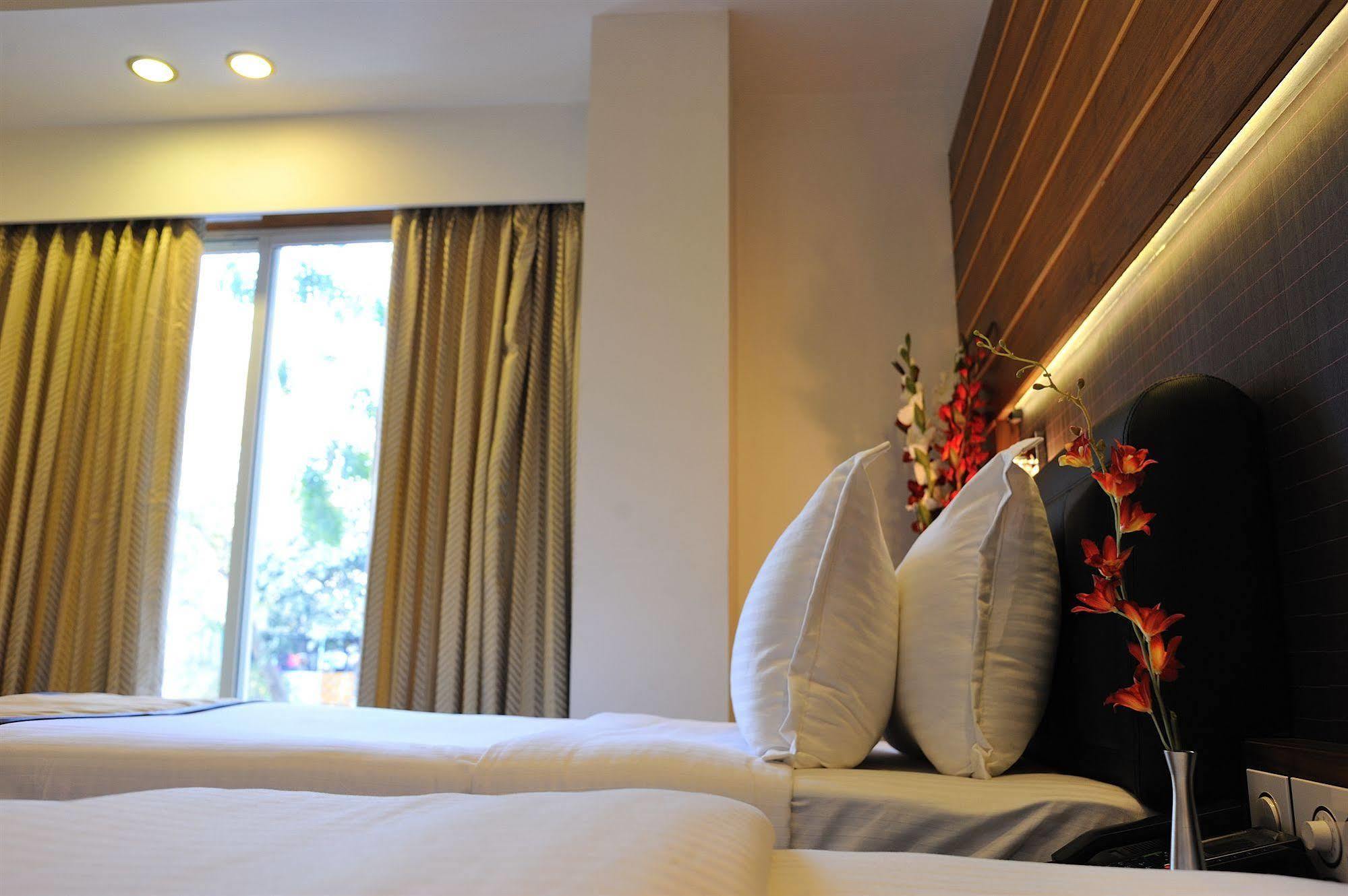 Hotel Niharika Καλκούτα Εξωτερικό φωτογραφία